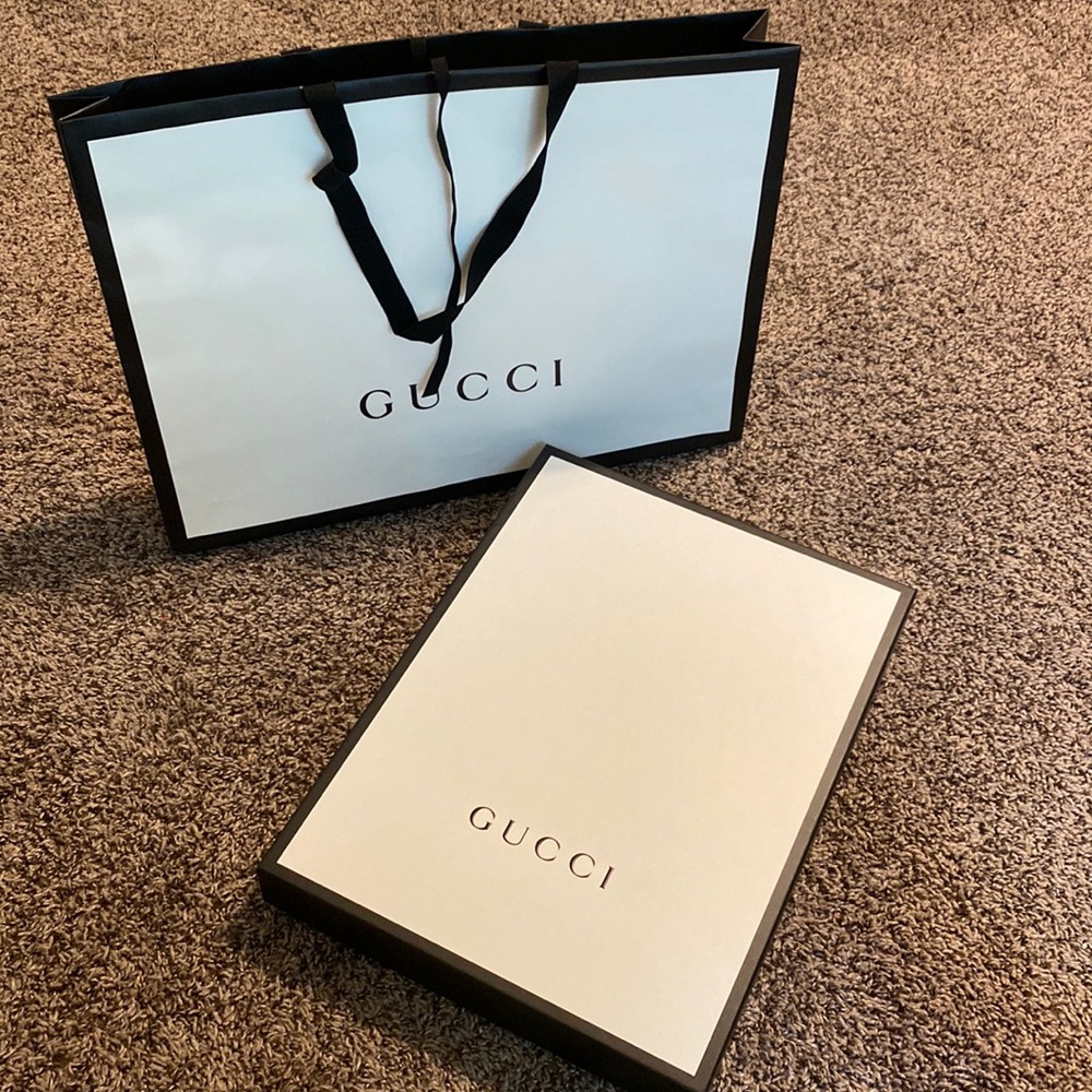 GUCCi SHOPPiNG BAG AND GiFT BOX